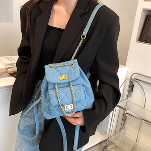 Mini sac à dos en denim bleu clair avec matelassage et chaînes dorées