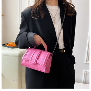 Petit sac à main classique rose vif à motif crocodile avec bandoulière en chaîne