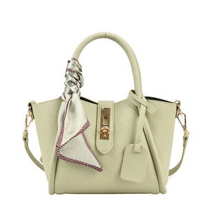 Borsa a secchiello verde menta in pelle con fibbia dorata, manico e foulard decorativo