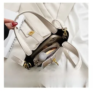Vista interna della borsa a secchiello off-white con spazio per cellulare e trucchi