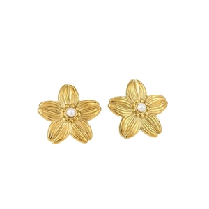 Boucles d'oreilles fleurs de cerisier dorées avec texture brossée et perle centrale