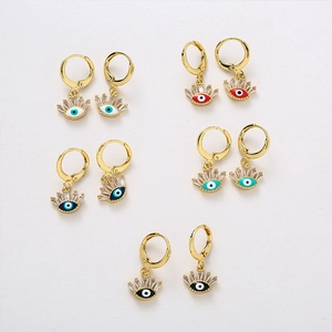 Détail de cinq paires de boucles d'oreilles œil protecteur en or et pierres zircons