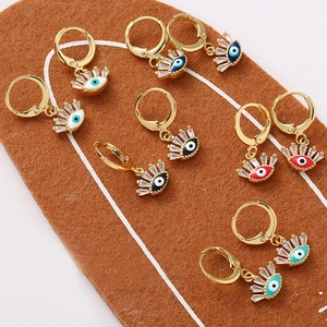 Boucles d'oreilles créoles Œil de Turquie dorées avec pompons colorés et zircones