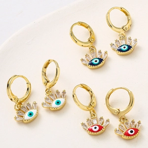 Détails de boucles d'oreilles œil porte-bonheur émaillées avec zircons sur céramique