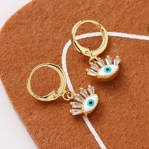 Boucles d'oreilles pendantes Evil Eye dorées avec émail bleu et détails en zircon