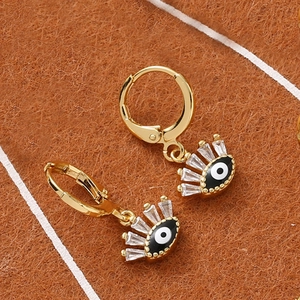 Boucles d'oreilles créoles dorées Œil de Turquie avec cils en zircon brillant
