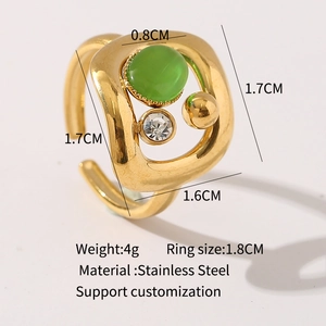 Vue détaillée de la bague en acier doré avec pierre œil de chat verte et dimensions