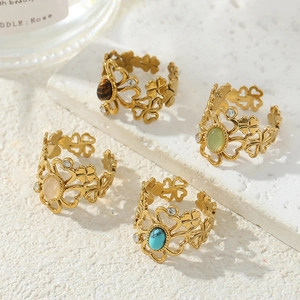 Retro gold rings with flower hollow design and gemstone inlay in a luxury layout