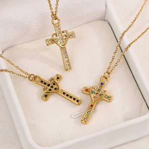 Tre collane in acciaio inossidabile dorato con croce, cuore e zirconi multicolori