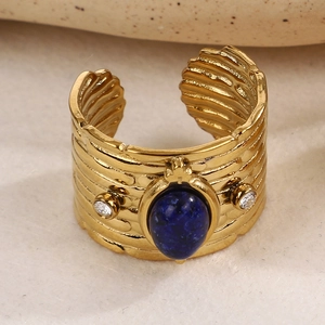 Details eines goldenen Rings mit blauem Türkis und Zirkonia im edlen Retro-Stil