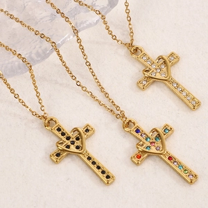 Collana in acciaio dorato con pendente croce cuore e strass in tre colori