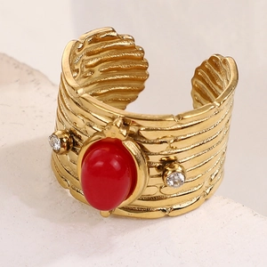 Makroaufnahme von Vintage-Goldring mit rotem Edelstein und strukturierter Ringschiene