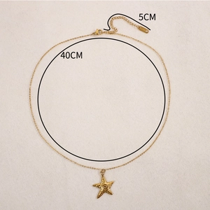 Détail du collier étoile de mer dorée avec chaîne de 40+5cm et marquage acier S.STEEL
