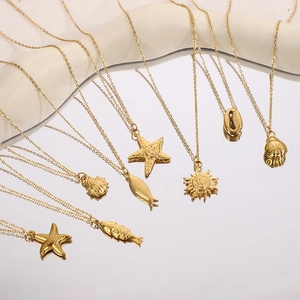 Collier doré série océan avec pendentifs étoile de mer et poisson plaqué or 14 carats