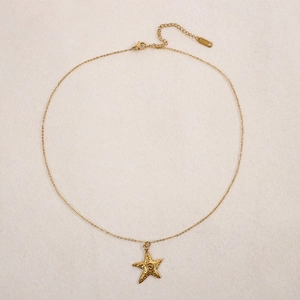 Détail du pendentif étoile de mer plaqué or 14K avec texture martelée et chaîne réglable