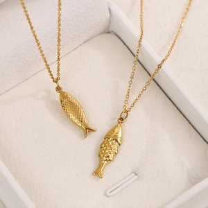 Colliers pour femmes avec pendentifs étoile de mer et poisson dorés à l'or 14K