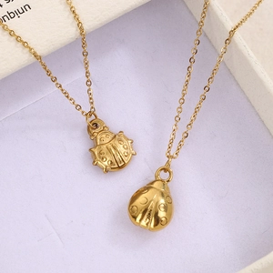 Détail de colliers coccinelle plaqués or 14K avec pendentifs plats et 3D sur chaînes en O