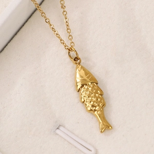 Détail du collier plaqué or 14K avec pendentif poisson montrant la texture des écailles