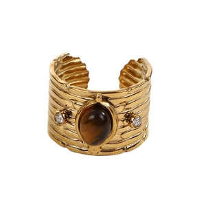 Vergoldeter Edelstahlring mit ovalem Tigerauge-Stein und kleinen Zirkonia-Akzenten