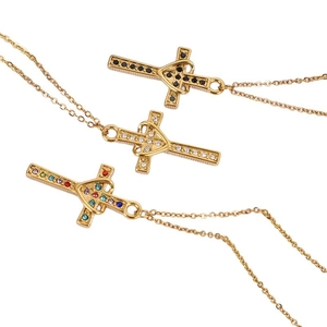 Collane con croce e cuore in acciaio inossidabile dorato e zirconi su sfondo bianco puro