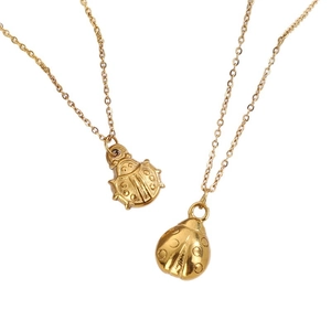 Colliers avec pendentif coccinelle dorée, modèles ailes ouvertes et fermées sur chaîne