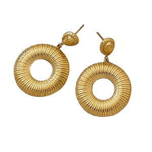 Boucles d'oreilles étoiles en acier inoxydable doré avec gravure radiale