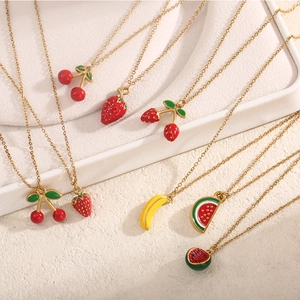 Collane con pendenti a frutta colorata in oro con motivi ciliegia fragola e banana