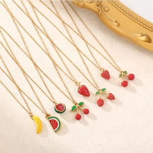 Collane con pendenti a frutta colorati con motivi in smalto ciliegia anguria e banana