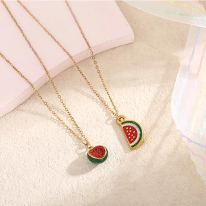 Set di collane con ciondolo a anguria dorata e vivaci ciondoli a forma di frutta