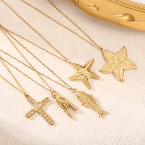 Colliers en acier doré avec pendentifs étoile de mer, poisson et croix œil grec