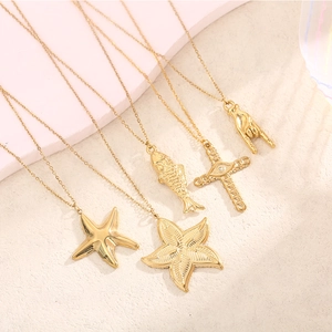 Colliers en acier doré avec pendentifs étoile de mer, poisson, croix mauvais œil et main rock