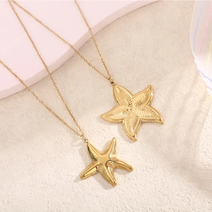 Lot de deux colliers pendentifs étoile de mer dorés en acier inoxydable poli et texturé