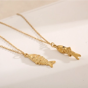 Collier avec pendentif carpe koi en acier doré avec texture d'écailles de poisson détaillée