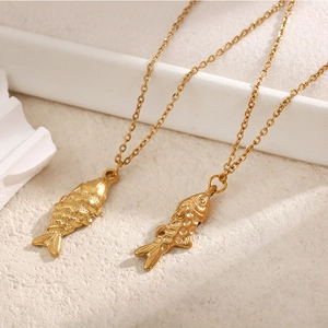 Colliers avec pendentifs carpe koi en acier titane avec finition dorée vintage et chaînes fines