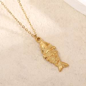 Collier avec pendentif carpe koi dorée texturé et chaîne fine élégante
