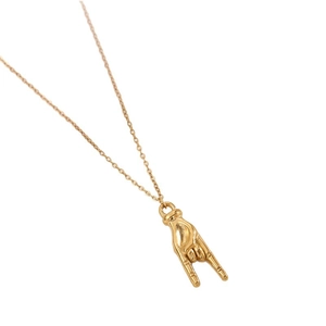 Collier doré avec pendentif geste de main rock sur une chaîne fine en acier inoxydable