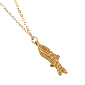Collier élégant en acier titane doré avec un pendentif carpe koi détaillé aux écailles