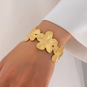 Elegant Flower Cuff Bracelet Textured Gold Plated Alloy Open Bangle Retro Bridal Fashion Jewelry For Women