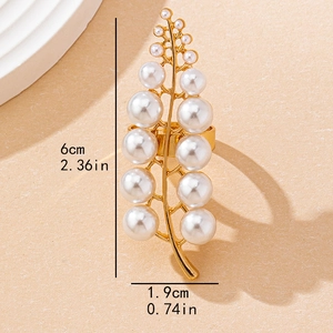 Gold leaf ring with gradient pearls featuring an open adjustable design for summer