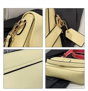 Vue détaillée du sac en cuir PU jaune pâle avec boucles dorées et bandoulière rayée