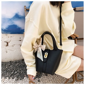 Elegante borsa a secchiello nera grana litchi con foulard floreale e chiusura d'oro