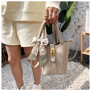 Secchiello chic bianco sporco in pelle martellata con chiusura dorata e foulard di seta
