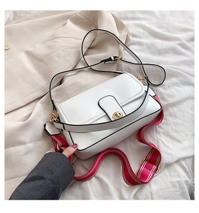 Sac à main blanc en cuir avec fermoir anneau doré et bandoulière tissée rayée rouge blanc