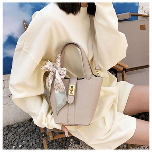 Borsa a secchiello in pelle beige con chiusura dorata e dettaglio foulard zebrato seta