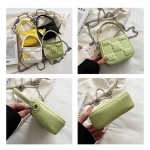 Detailansicht gesteppter PU-Ketten-Minibags in Gelb, Schwarz, Weiß und Grün