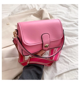 Sac bandoulière rose rectangulaire avec fermoir doré et large bandoulière rayée