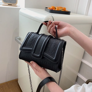 Petit sac carré classique noir à texture crocodile avec bandoulière chaîne et poignée