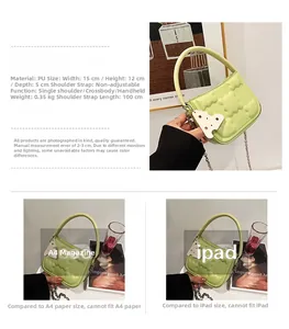Größenvergleich der grünen PU-Handtasche mit Kette gegenüber A4-Magazin und iPad-Tablet