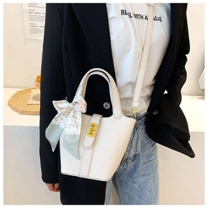 Borsa a secchiello in pelle bianca con foulard di seta e chiusura dorata elegante