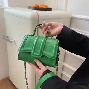 Sac à main vert vif en similicuir crocodile avec bandoulière chaîne en métal stylée
